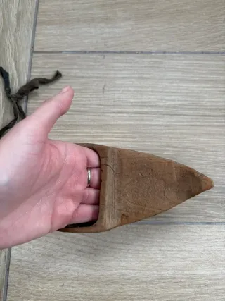 Zoqueta antigua de madera