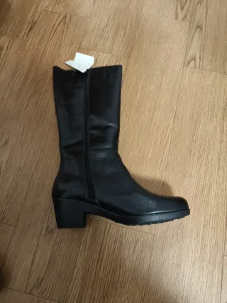 Botas altas de cuero negro