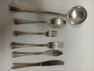 Cubertería italiana d metal con borde dorado. Inox