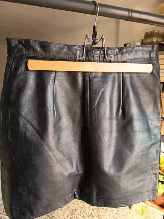 Falda corta cuero negra