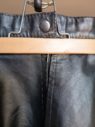 Falda corta cuero negra