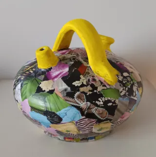 Botijo de arcilla decorado artesanal