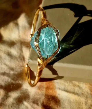 Pulsera con piedra azul y detalles dorados