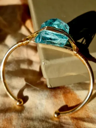 Pulsera con piedra azul y detalles dorados