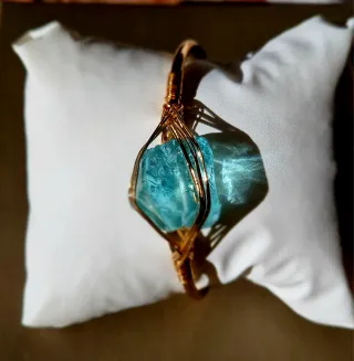 Pulsera con piedra azul y detalles dorados