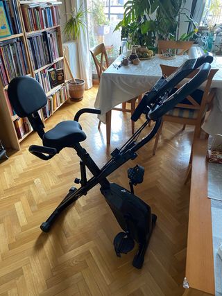 Bicicleta estática con respaldo