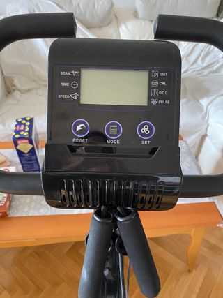 Bicicleta estática con respaldo