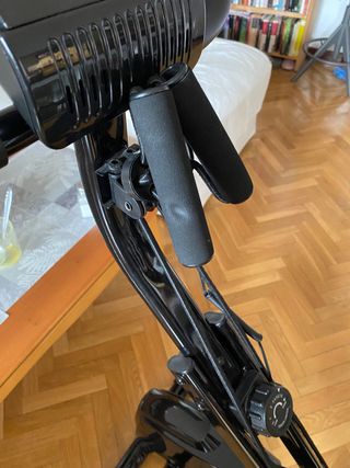 Bicicleta estática con respaldo