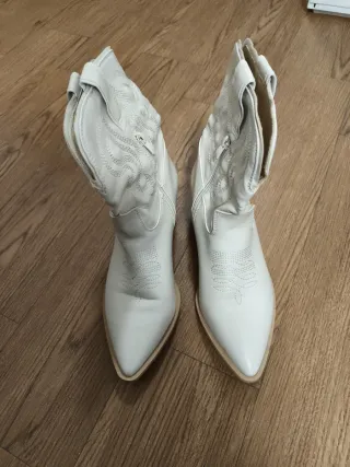 Botas camperas color hueso