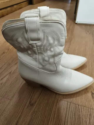 Botas camperas color hueso