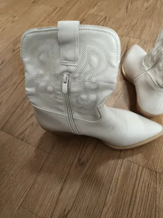 Botas camperas color hueso