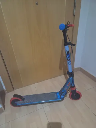 Patinete azul y rojo