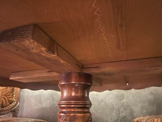 Tavolo in radica con base intagliata con 4sedie