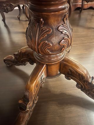 Tavolo in radica con base intagliata con 4sedie