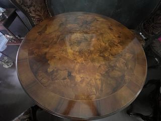 Tavolo in radica con base intagliata con 4sedie