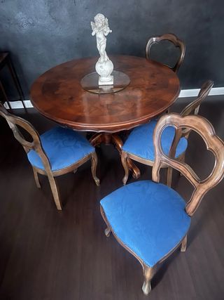 Tavolo in radica con base intagliata con 4sedie