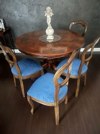 Tavolo in radica con base intagliata con 4sedie