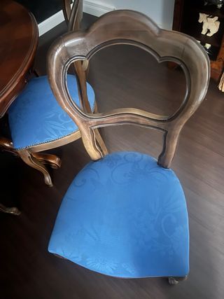 Tavolo in radica con base intagliata con 4sedie