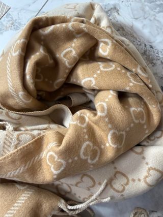 Bufanda elegante beige y marrón