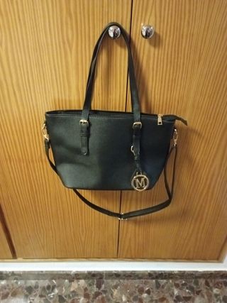 Bolso negro con detalle M dorado