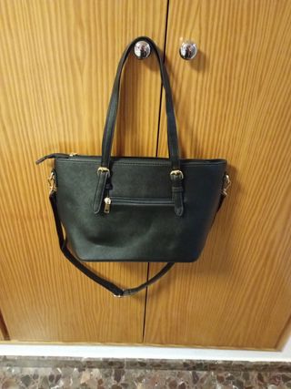 Bolso negro con detalle M dorado