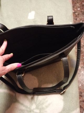 Bolso negro con detalle M dorado