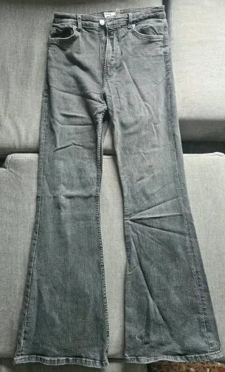 Pantalones vaqueros grises acampanados