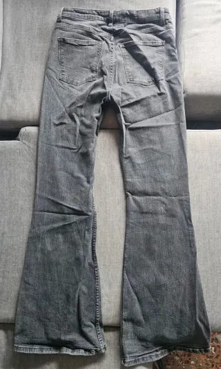 Pantalones vaqueros grises acampanados