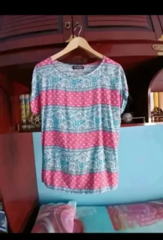 Blusa estampada rayas rosa y azul