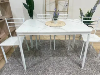 Mesa de cocina con 4 sillas