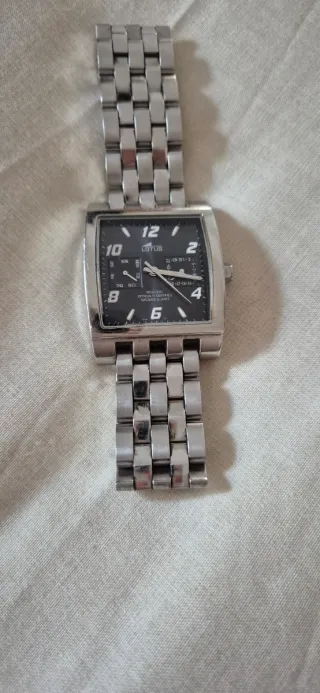 Reloj Lotus Negro y Plateado