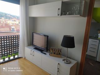 Mueble de pared blanco y madera. 180 cm de largo.