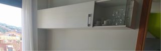 Mueble de pared blanco y madera. 180 cm de largo.