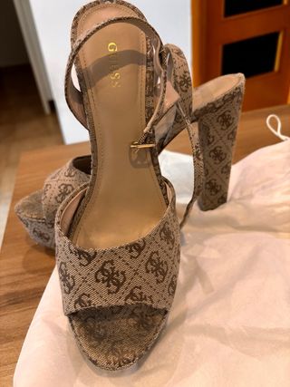 Sandalias Guess Beige y Marrón