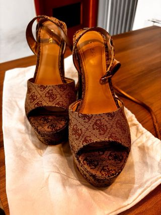 Sandalias Guess Beige y Marrón