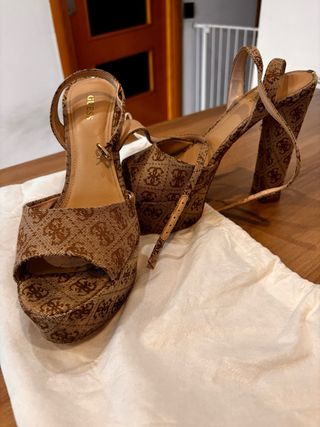 Sandalias Guess Beige y Marrón
