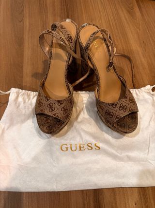 Sandalias Guess Beige y Marrón