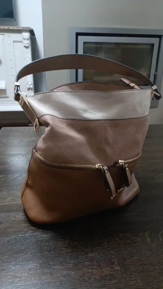 Bolso de hombro beige y marrón