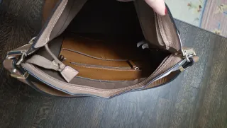 Bolso de hombro beige y marrón