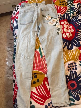Jeans SikSilk ajustados con flores