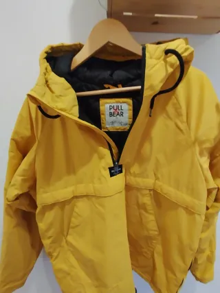 Chubasquero amarillo con capucha