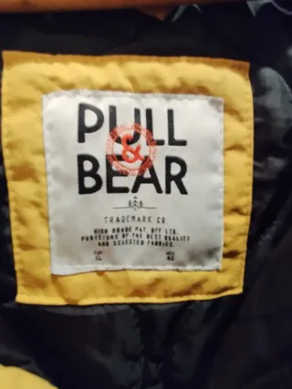 Chubasquero amarillo con capucha