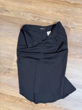 Falda negra elegante con botones