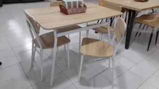 Mesa de comedor blanca con 4 sillas