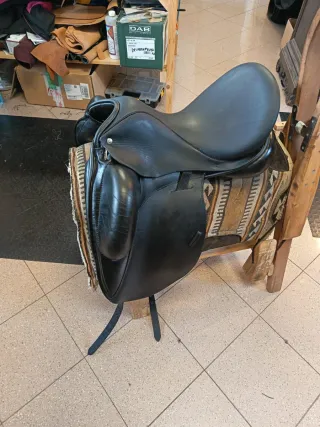 Sella Dressage Custom Icon Flight 17.5