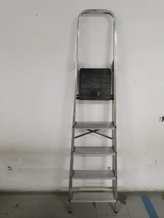 Escalera de aluminio plegable