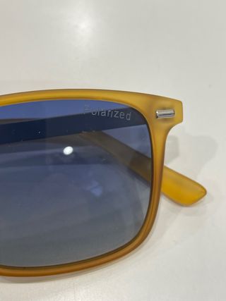 Occhiali da sole gialli con lenti blu