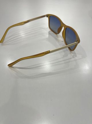 Occhiali da sole gialli con lenti blu