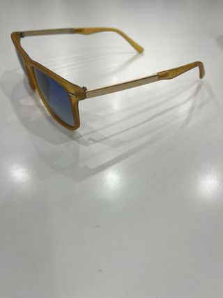 Occhiali da sole gialli con lenti blu