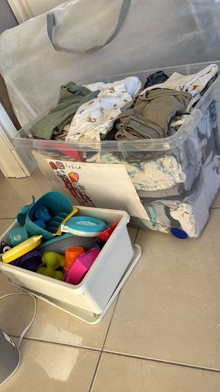 Ropa de bebé niño 0-12 meses y juguetes de baño